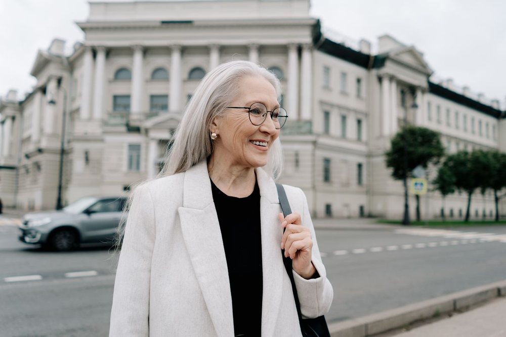Mulher madura caminhando ao ar livre, com vitalidade