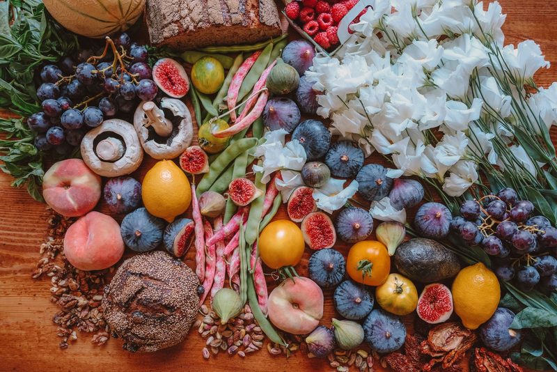 Mesa com frutas, legumes e alimentos frescos